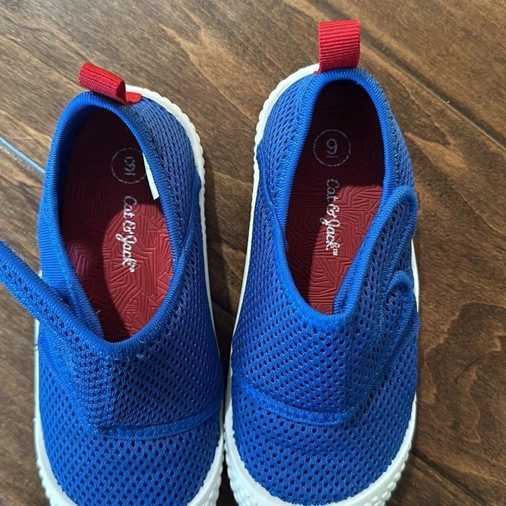 excellent condition water shoes